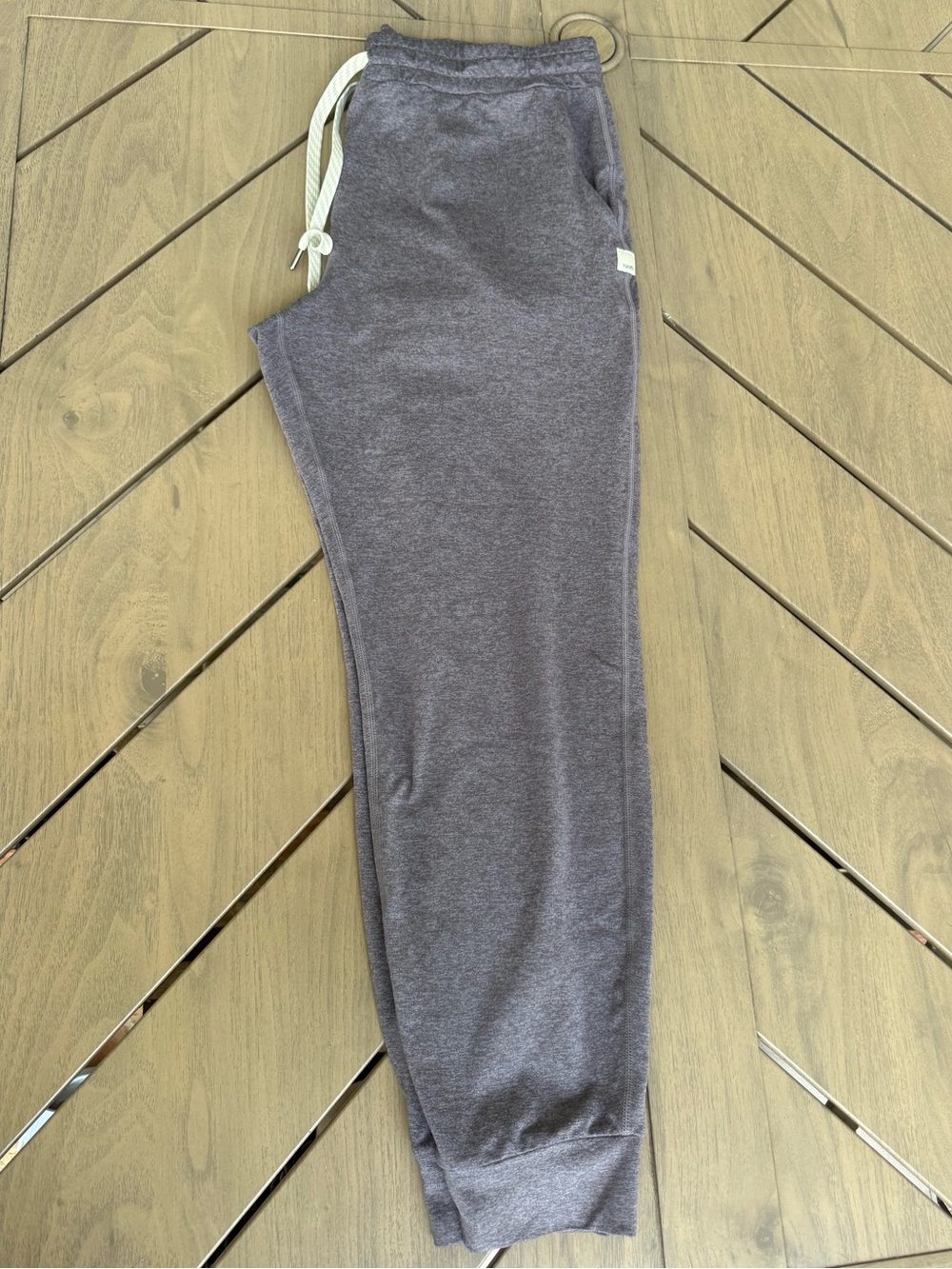 Vuori Women’s Performance Jogger Color faded purple size medium